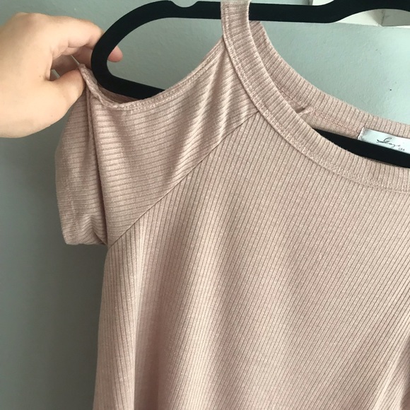 T-shirt with shoulders cut out! - Picture 2 of 3